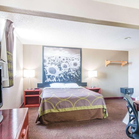 Super 8 By Wyndham Jamestown Bagian luar foto