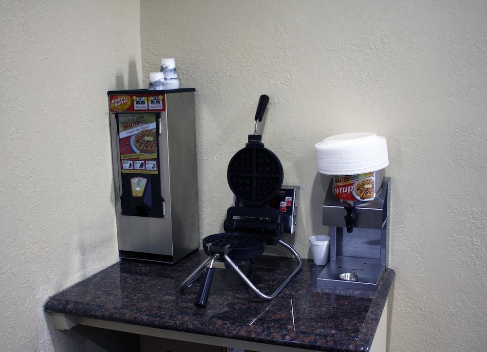 Super 8 By Wyndham Jamestown Bagian luar foto