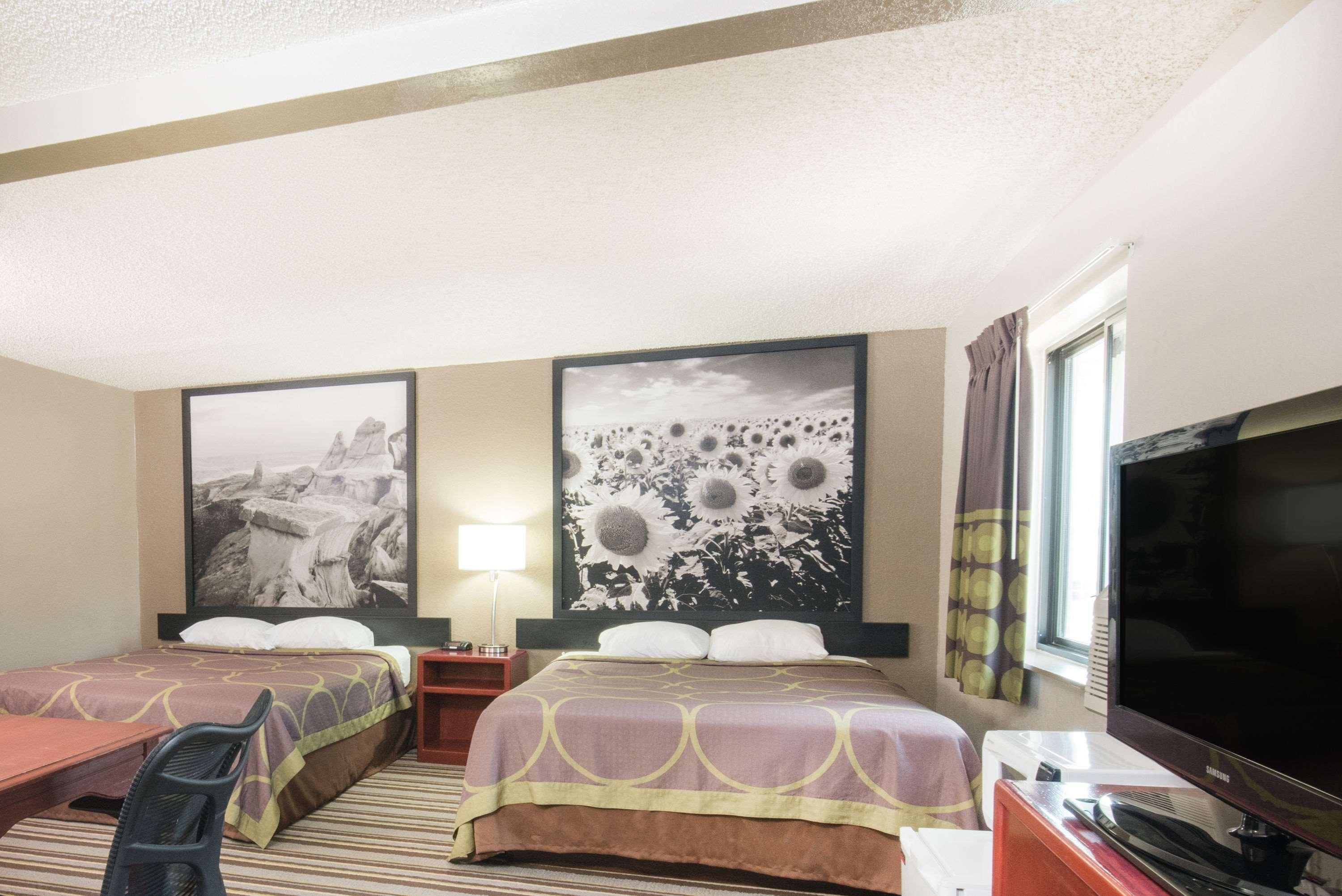 Super 8 By Wyndham Jamestown Bagian luar foto