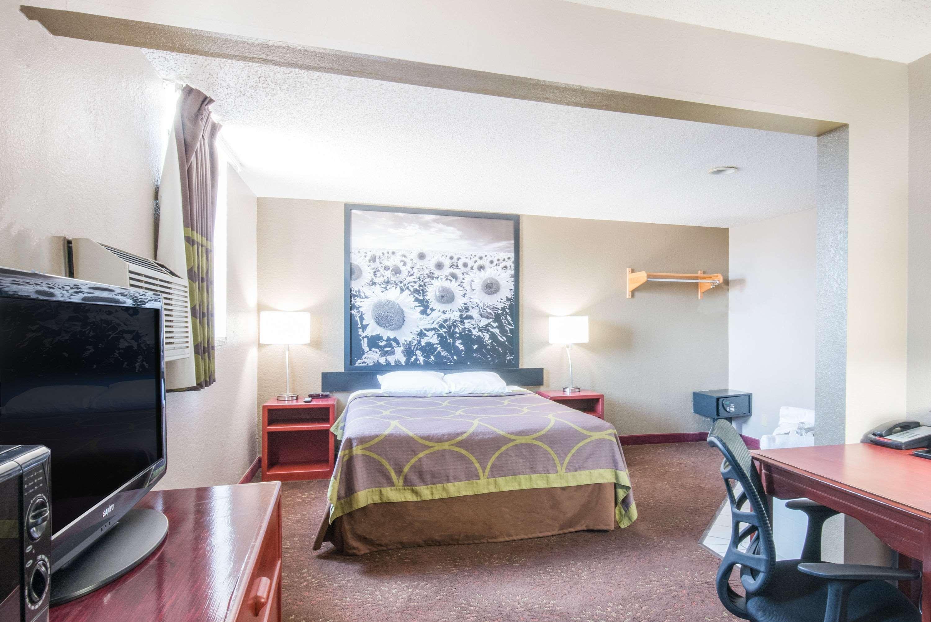 Super 8 By Wyndham Jamestown Bagian luar foto