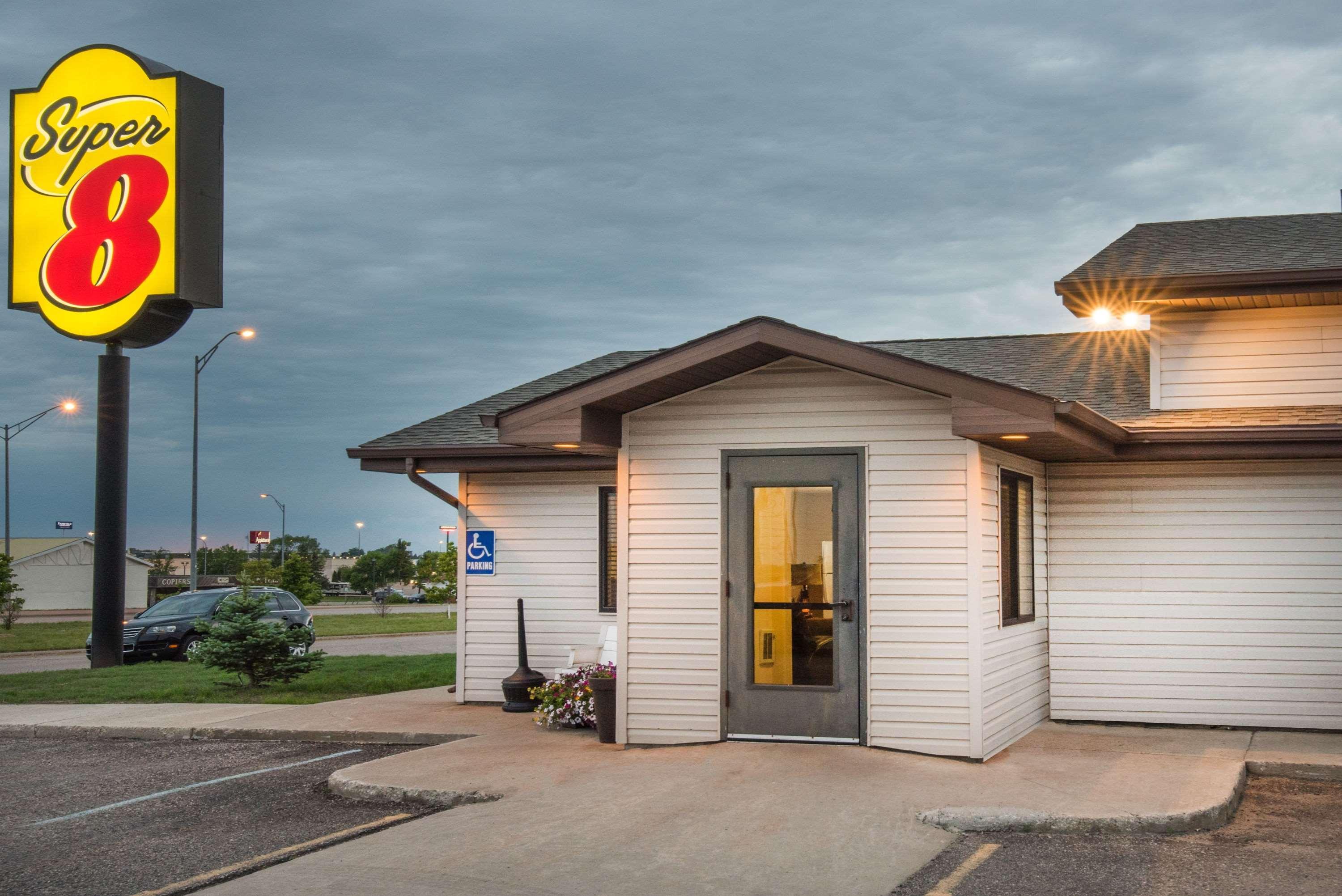 Super 8 By Wyndham Jamestown Bagian luar foto