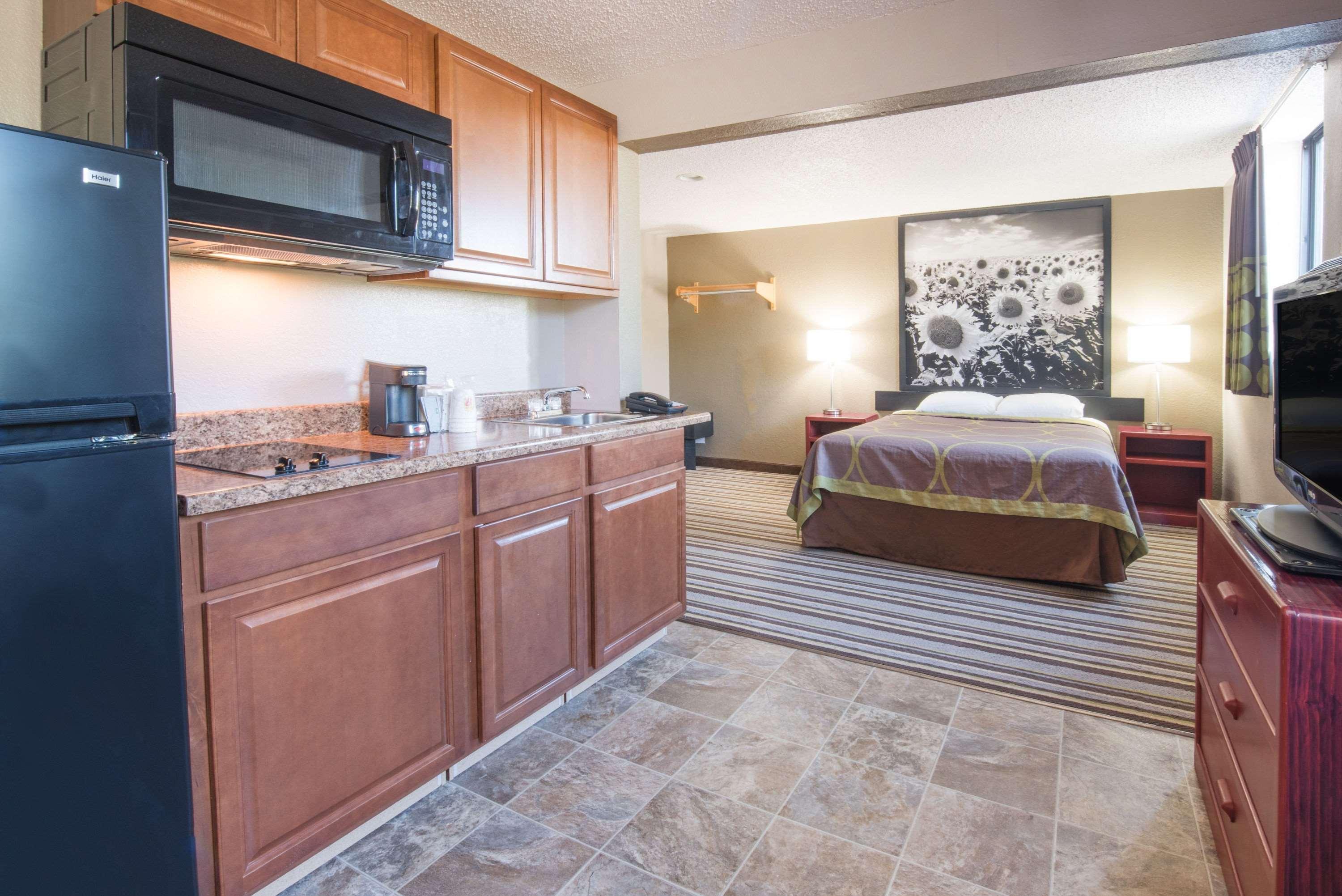 Super 8 By Wyndham Jamestown Bagian luar foto