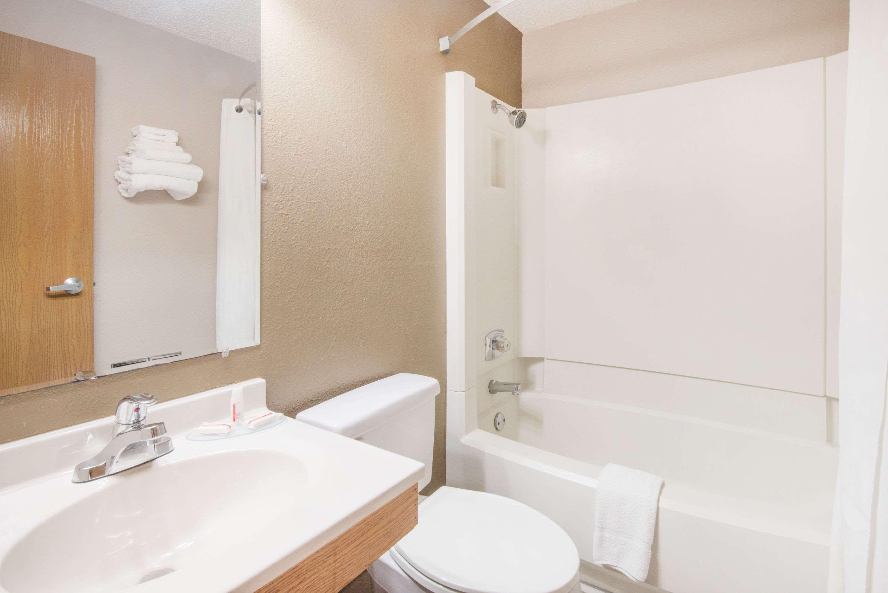 Super 8 By Wyndham Jamestown Bagian luar foto