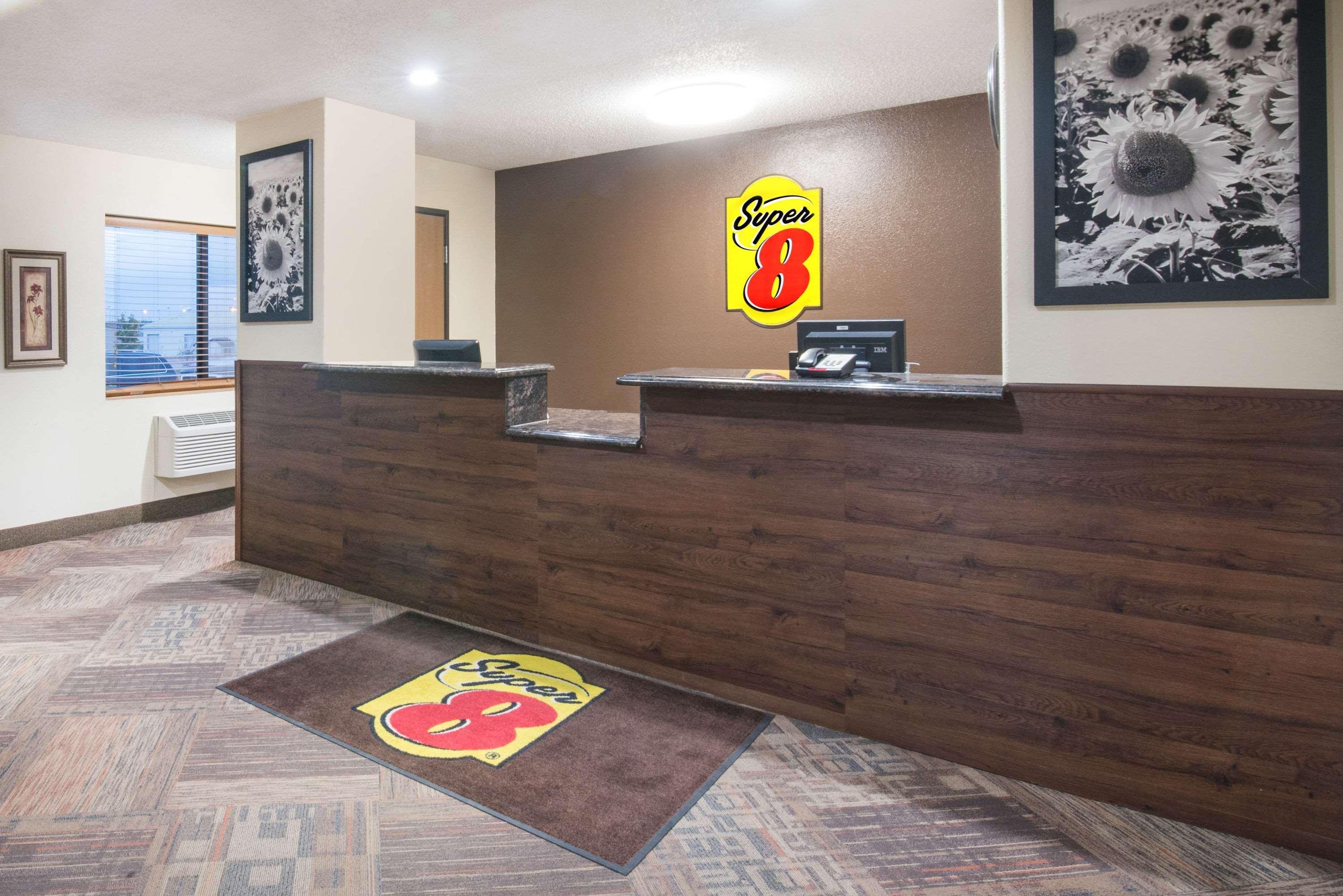 Super 8 By Wyndham Jamestown Bagian luar foto